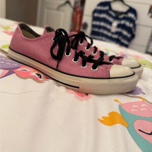 Pink Canvas Chuck Taylor Low tops Men’s 6 Woman’s 8 EUC